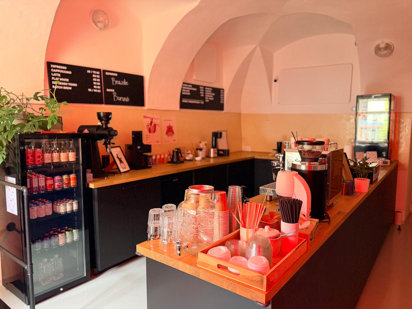 Pult espresso baru two beans pod klenbou – pákový kávovar, mlýnek a tabule s nabídkou