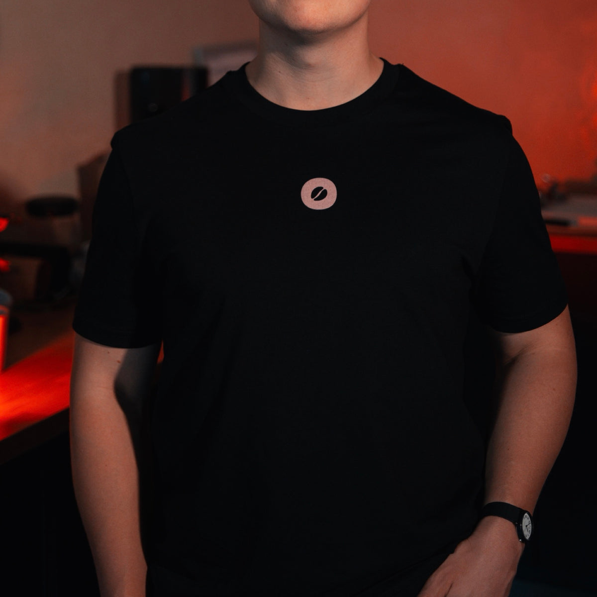 Černé tričko Two Beans z organické bavlny, zepředu malé logo kávového zrna